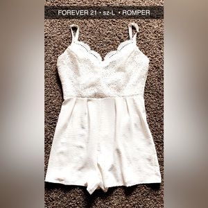 Lace Romper FOREVER 21